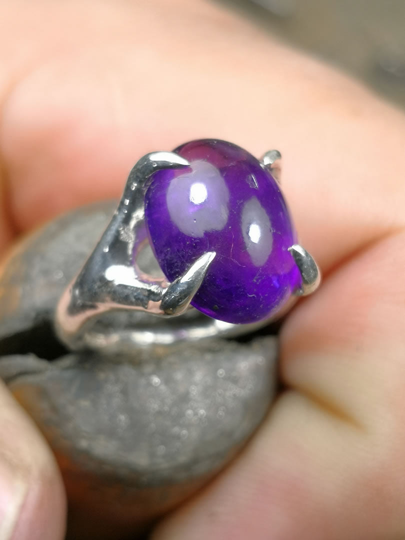 Anello "Radici" con Ametista taglio cabochon