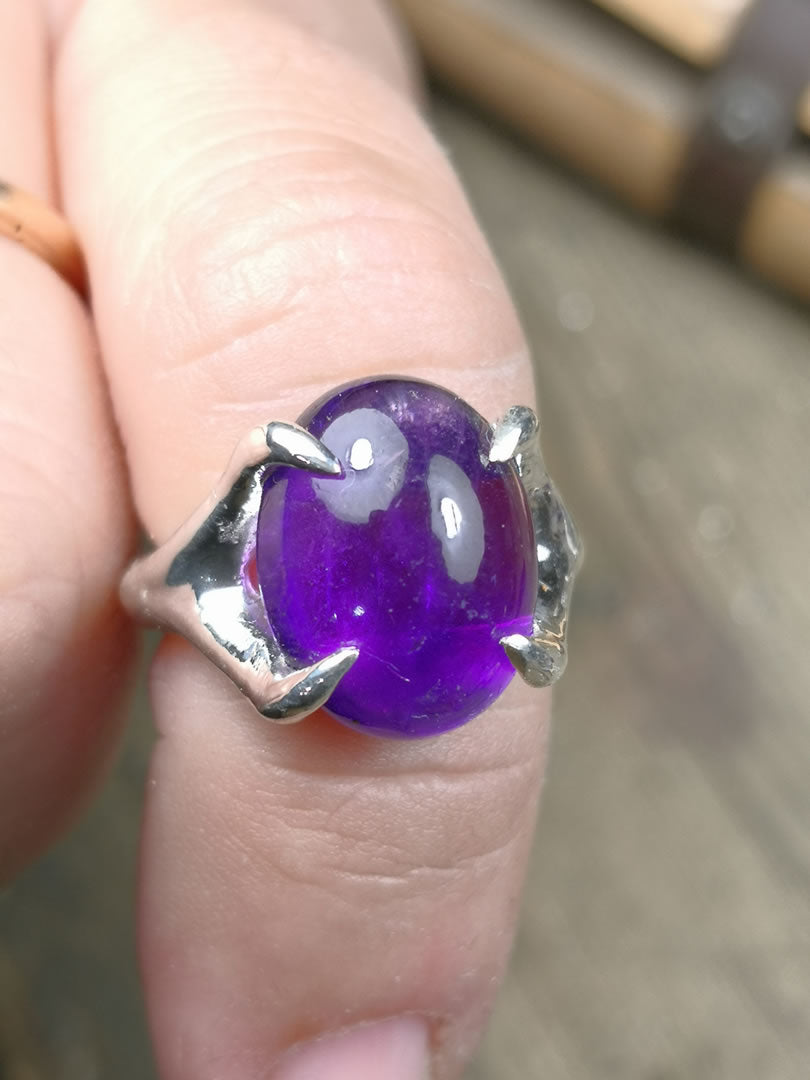 Anello "Radici" con Ametista taglio cabochon
