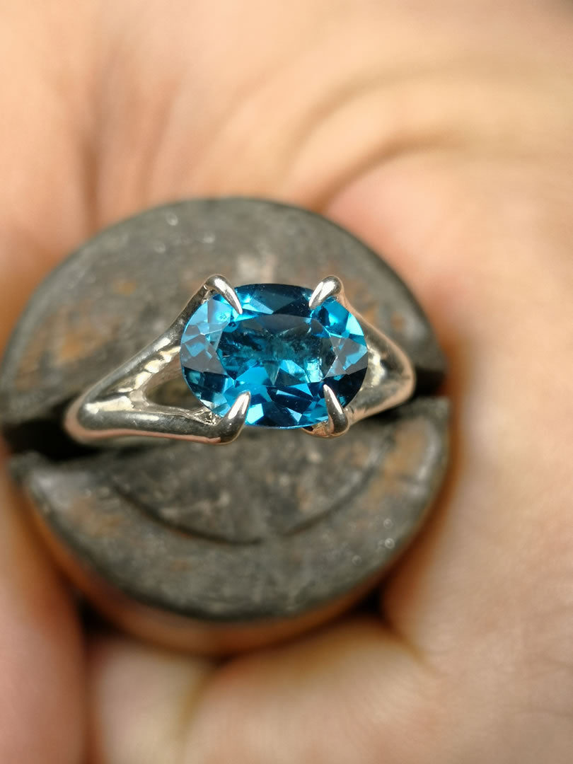 Solitario "NeroCraft" con Topazio Blu London Ovale