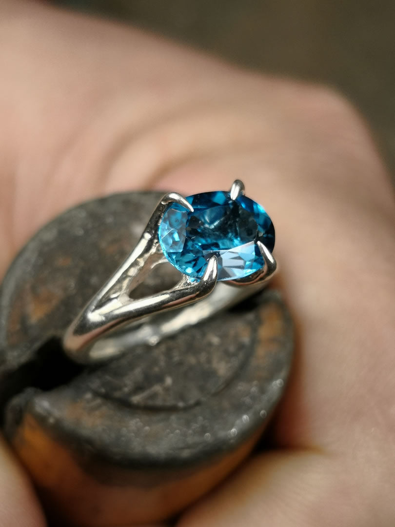 Solitario "NeroCraft" con Topazio Blu London Ovale