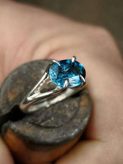Solitario "NeroCraft" con Topazio Blu London Ovale