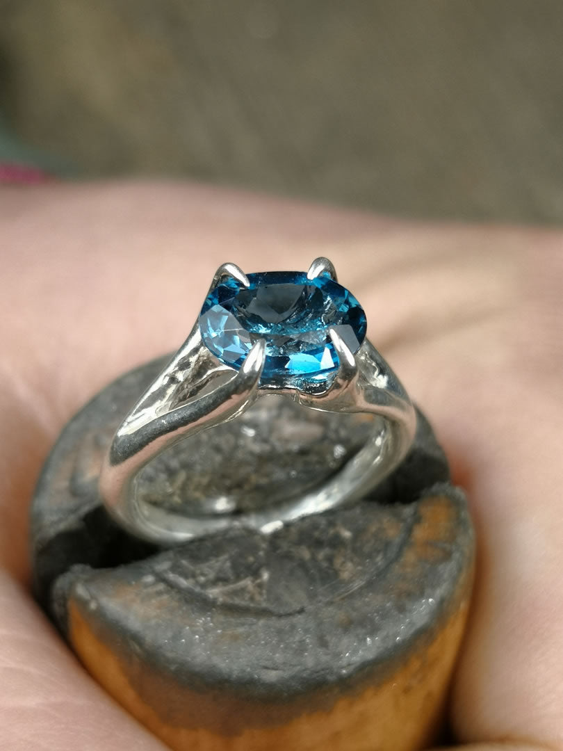 Solitario "NeroCraft" con Topazio Blu London Ovale