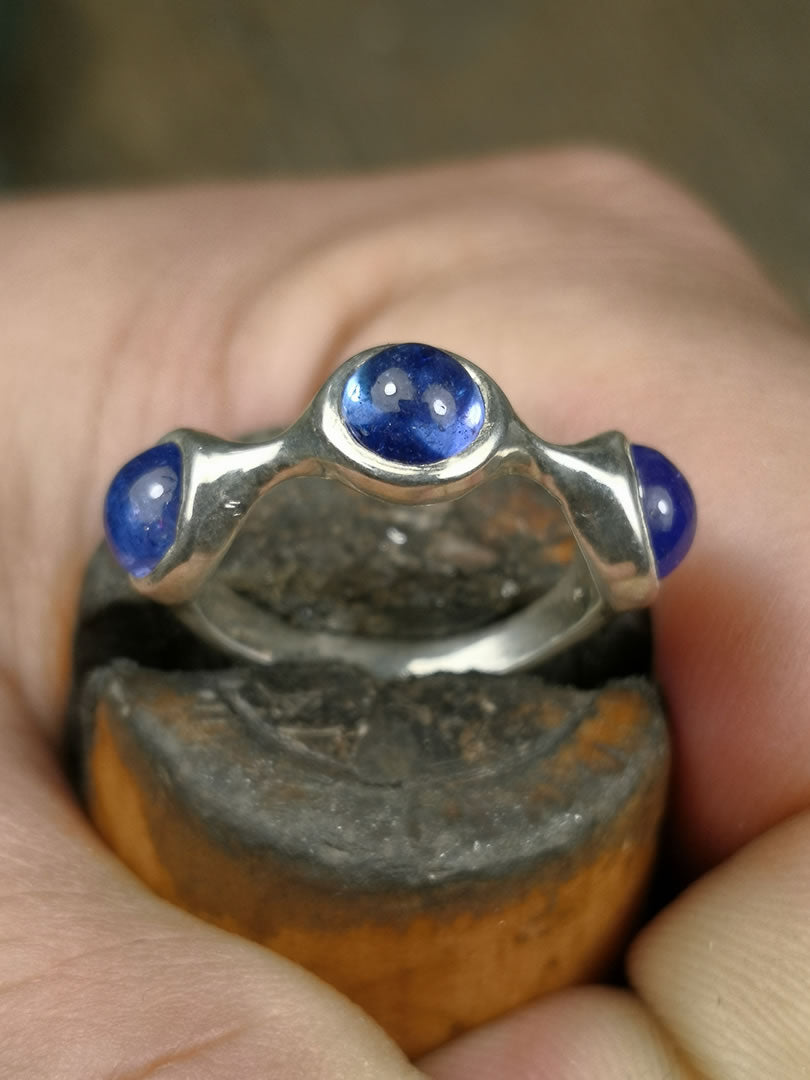 Trilogy "Medievale" con Tanzaniti cabochon