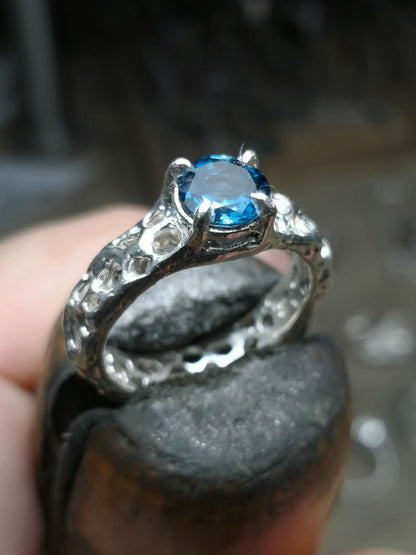 Anello "BioBand" custom con Topazio London Blue