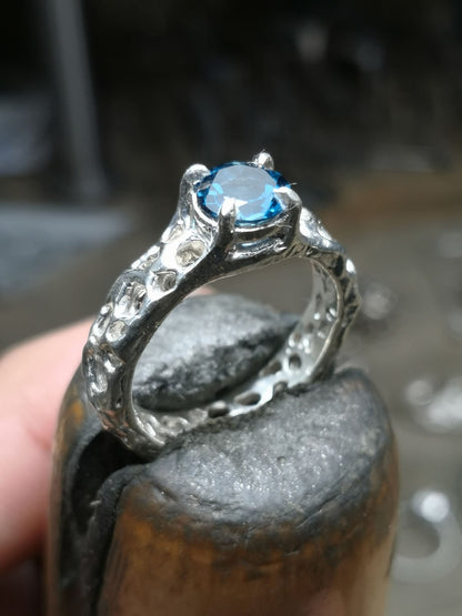 Anello "BioBand" custom con Topazio London Blue