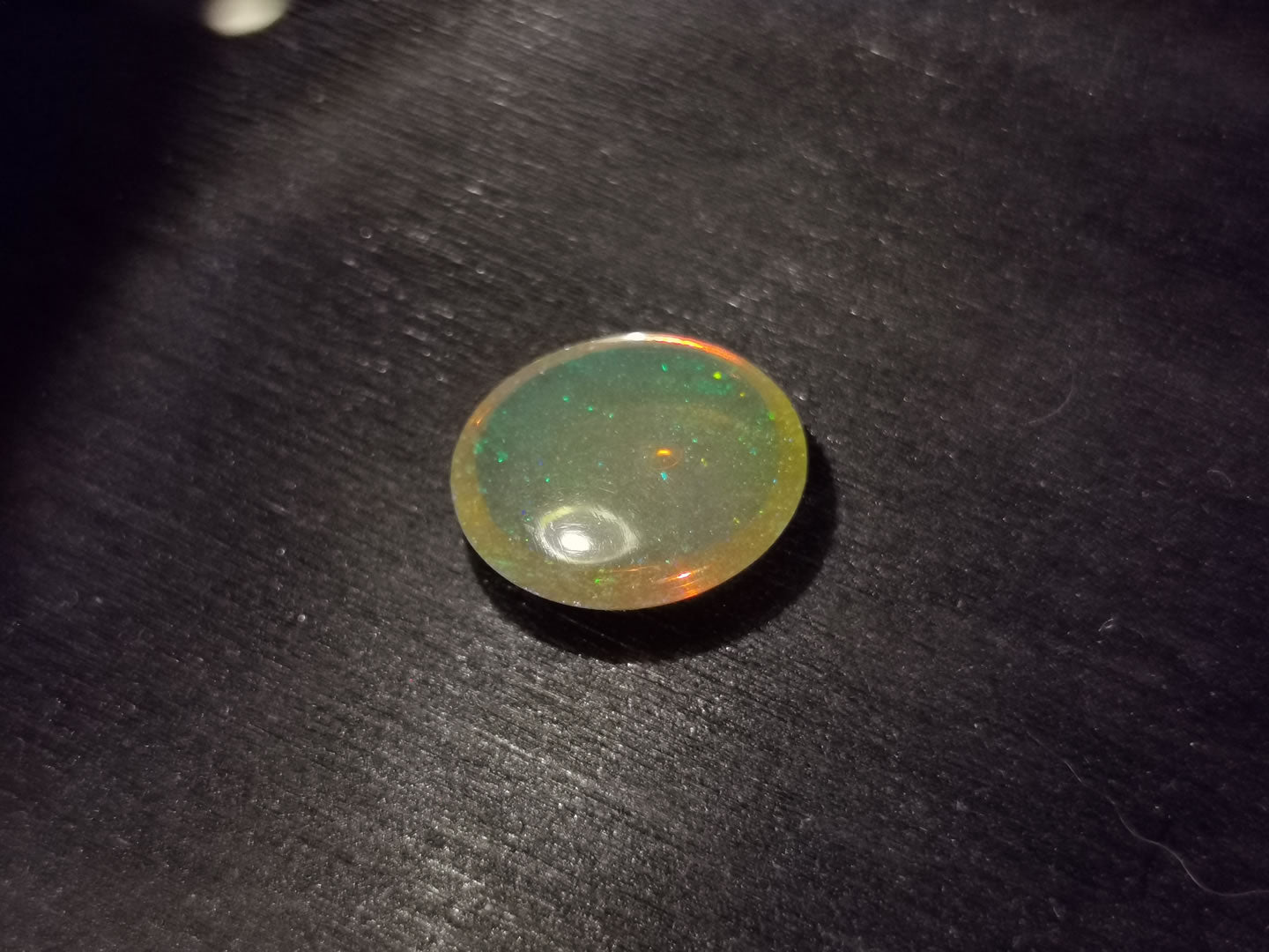 Opale taglio ovale cabochon 1,85 ct