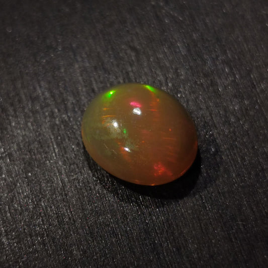 Opale taglio ovale cabochon 1,60 ct