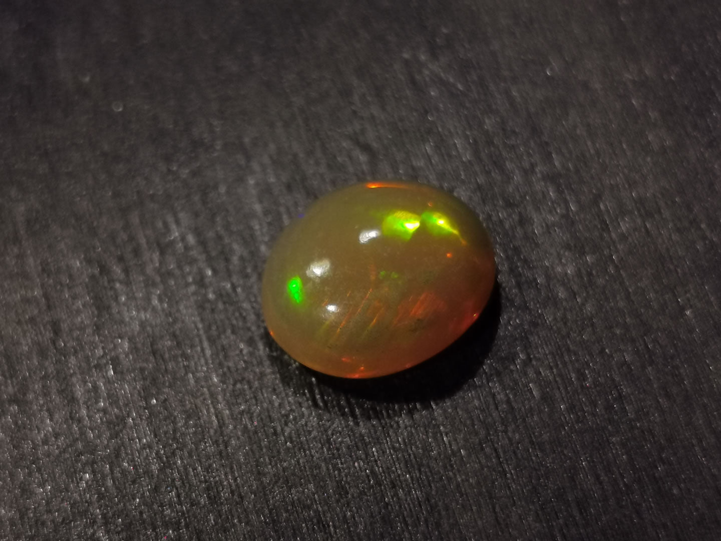 Opale taglio ovale cabochon 1,60 ct