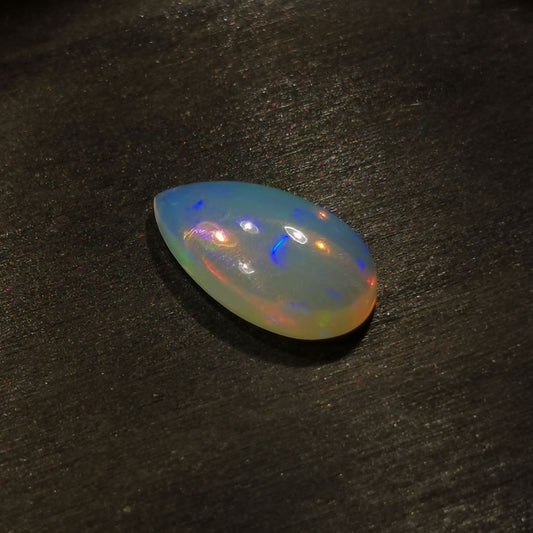Opale taglio goccia cabochon 4,69 ct