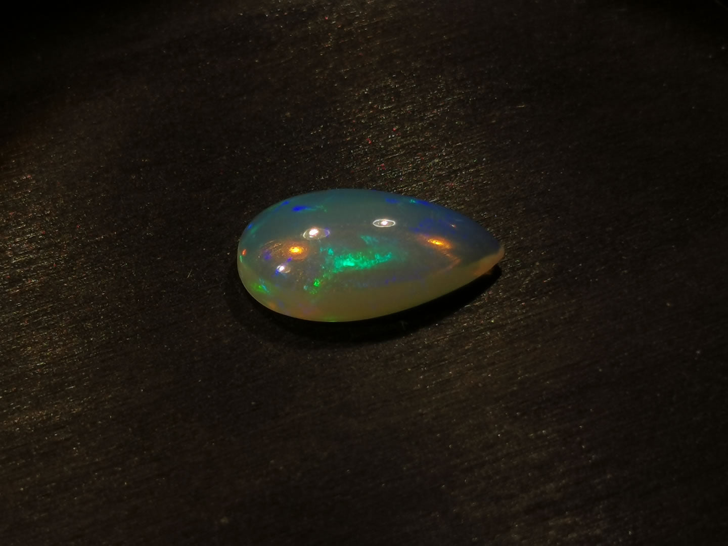 Opale taglio goccia cabochon 4,69 ct