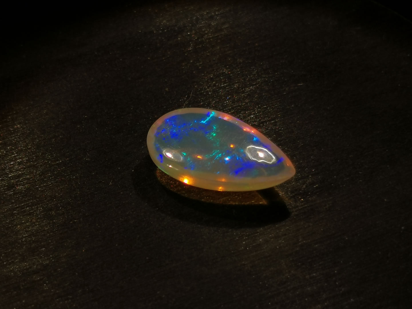 Opale taglio goccia cabochon 4,69 ct