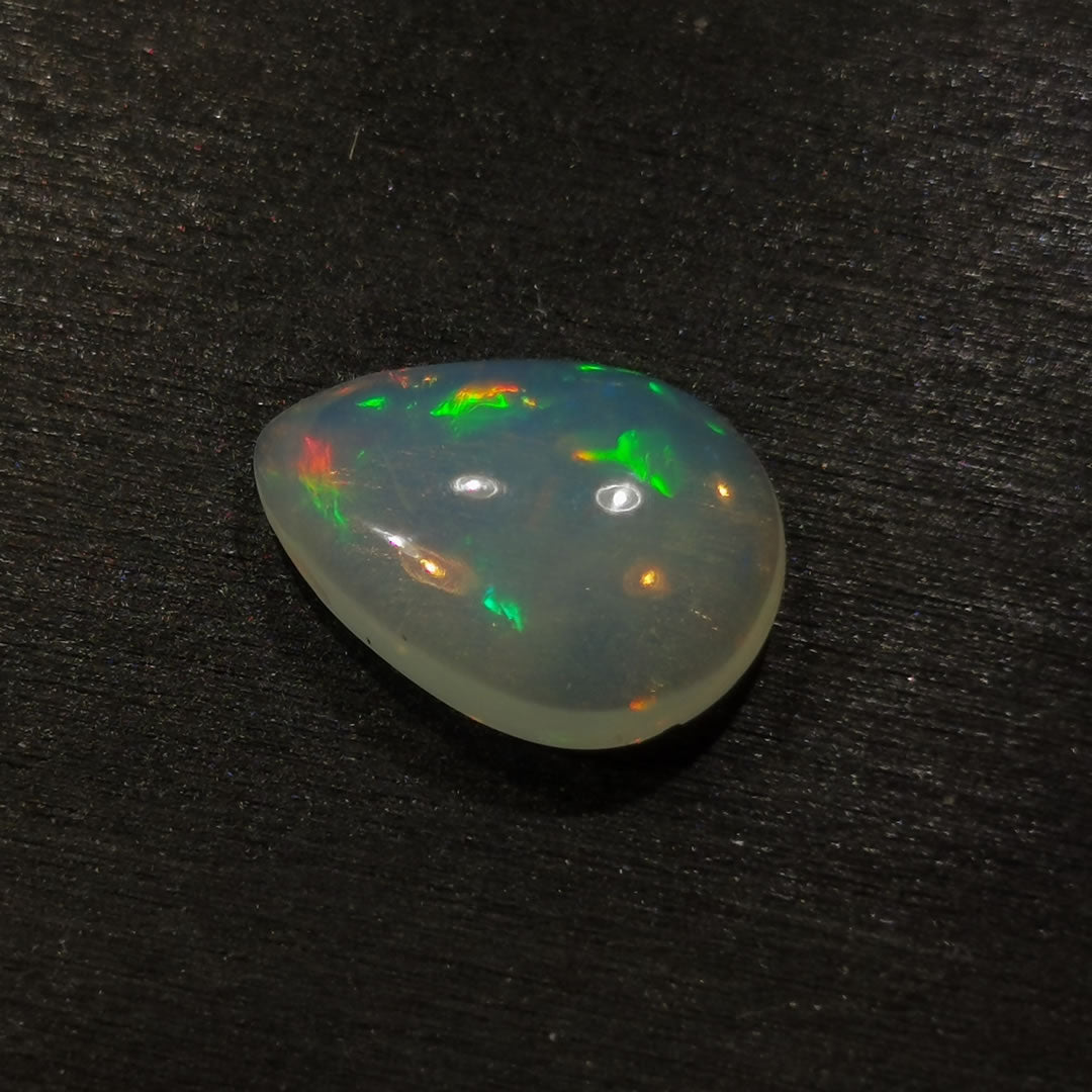 Opale taglio goccia cabochon 2,71 ct