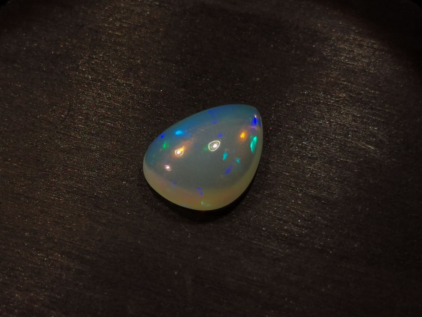 Opale taglio goccia cabochon 5,30 ct