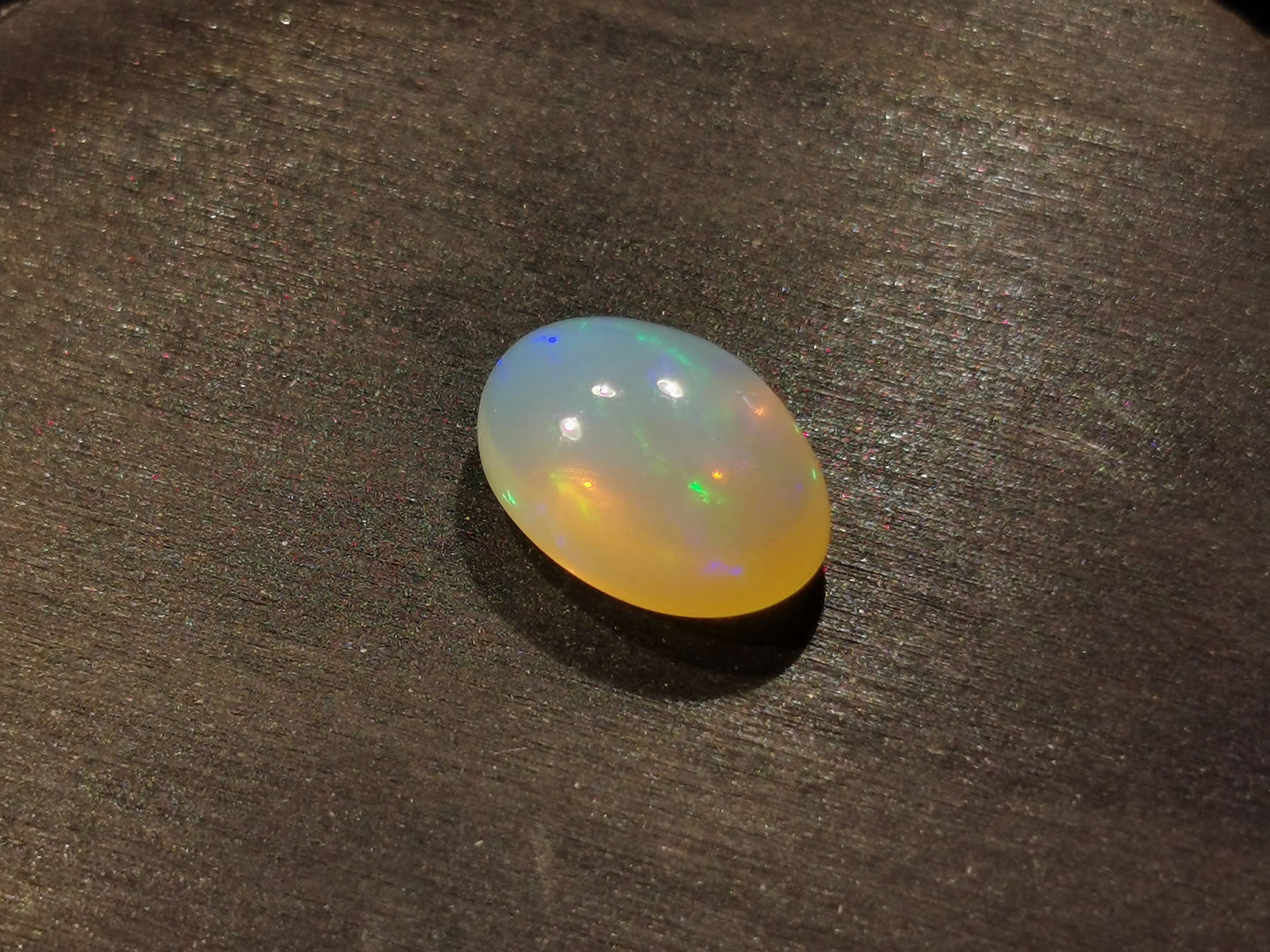 Opale taglio ovale cabochon 5,92 ct