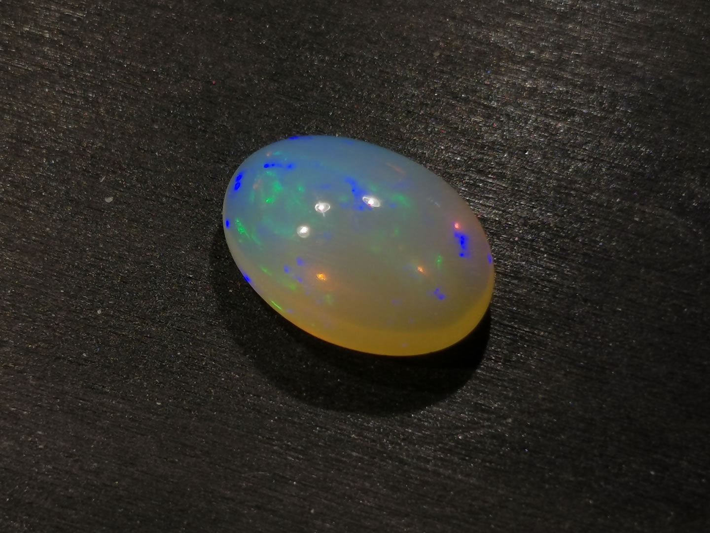 Opale taglio ovale cabochon 5,92 ct