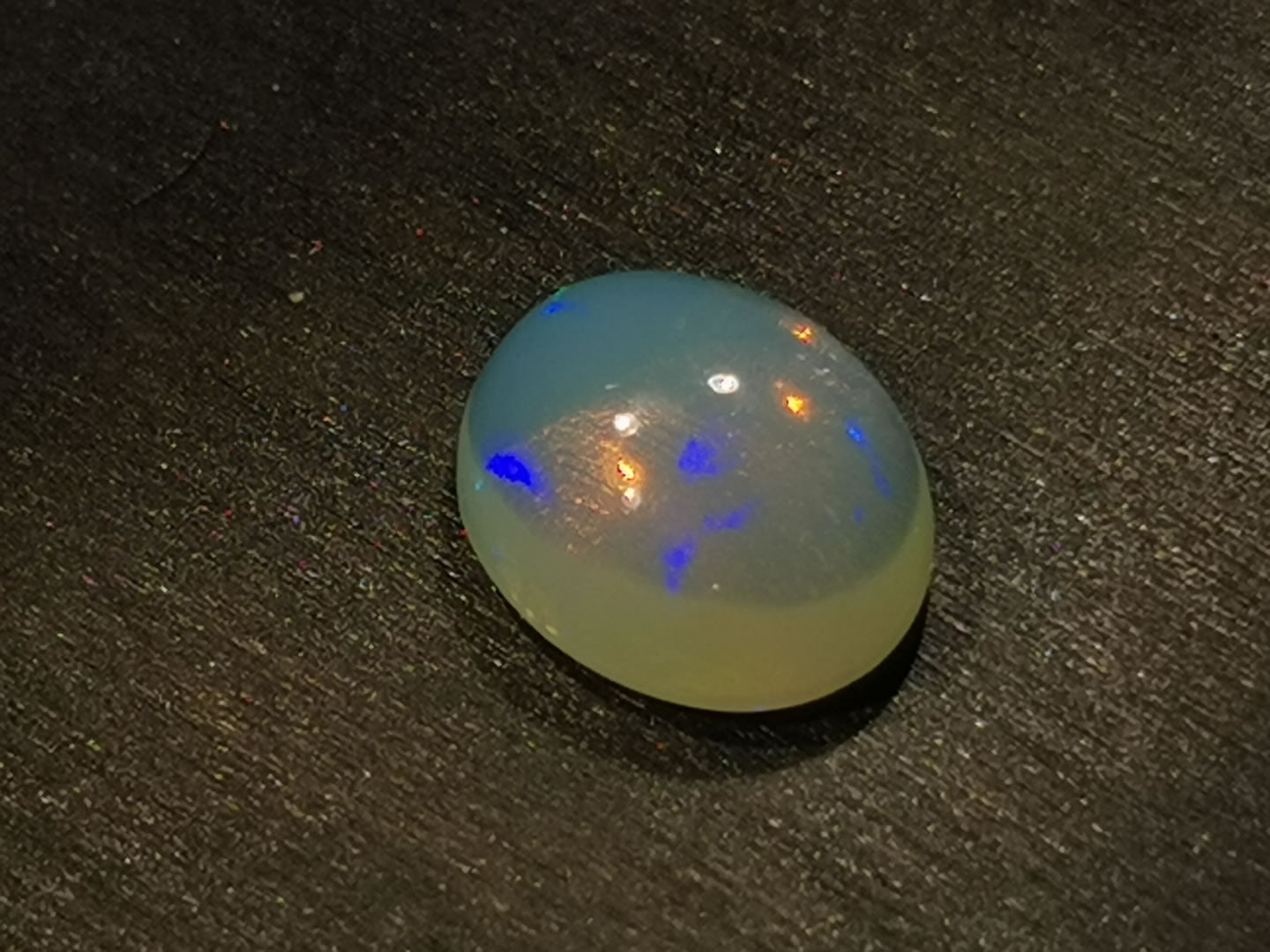 Opale taglio ovale cabochon 6,11 ct
