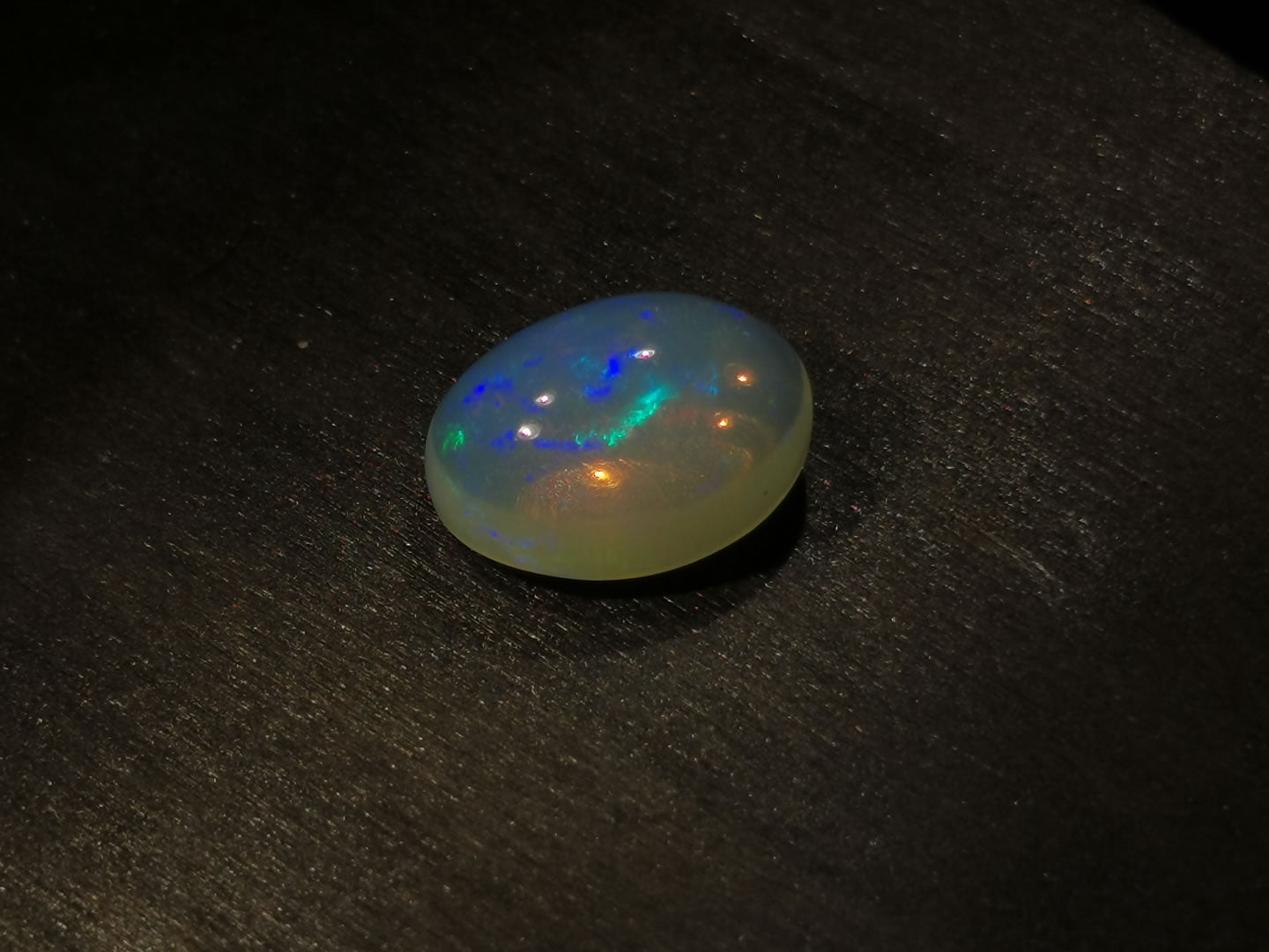 Opale taglio ovale cabochon doppio 6,74 ct