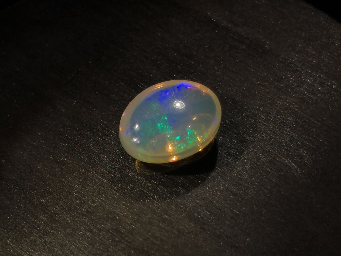 Opale taglio ovale cabochon doppio 6,74 ct