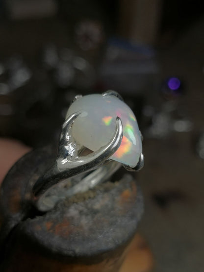 Anello "Radici" con Opale etiope taglio goccia cabochon