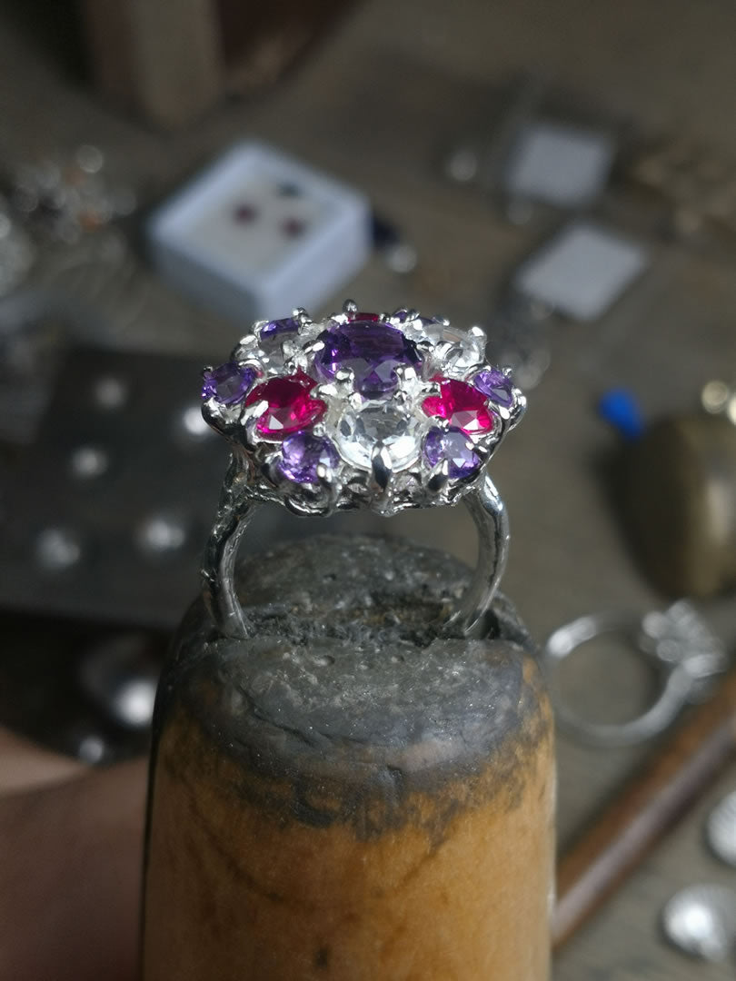 Anello "Halo" Con Ametista, Rubini Sintetici, Topazi Bianchi, Ametiste