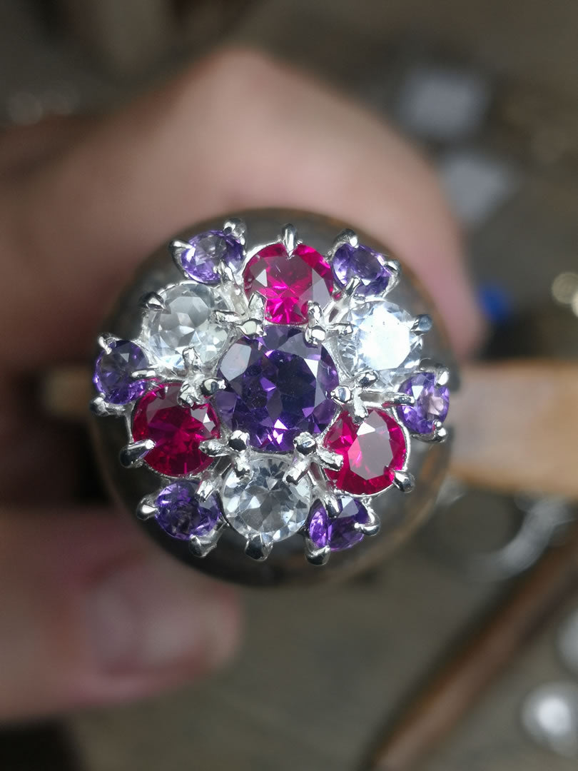 Anello "Halo" Con Ametista, Rubini Sintetici, Topazi Bianchi, Ametiste