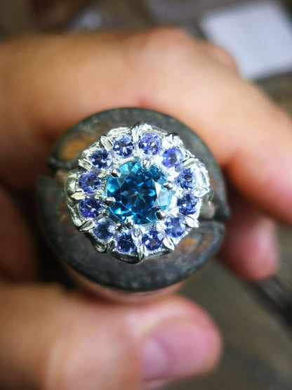 Anello "Halo" con Topazio Swiss e Tanzaniti