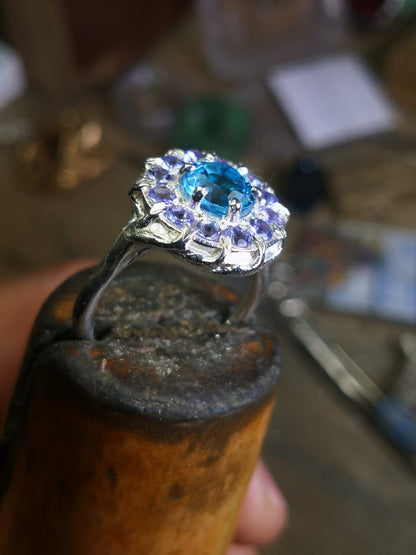 Anello "Halo" con Topazio Swiss e Tanzaniti