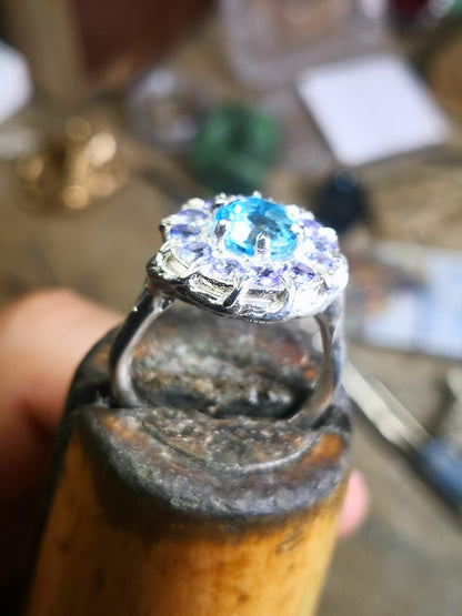 Anello "Halo" con Topazio Swiss e Tanzaniti