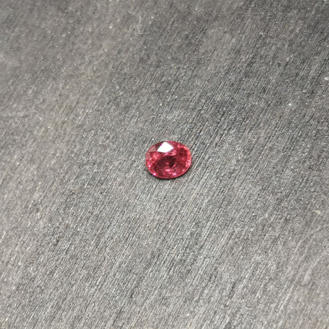 Rubino taglio ovale 0,32 ct