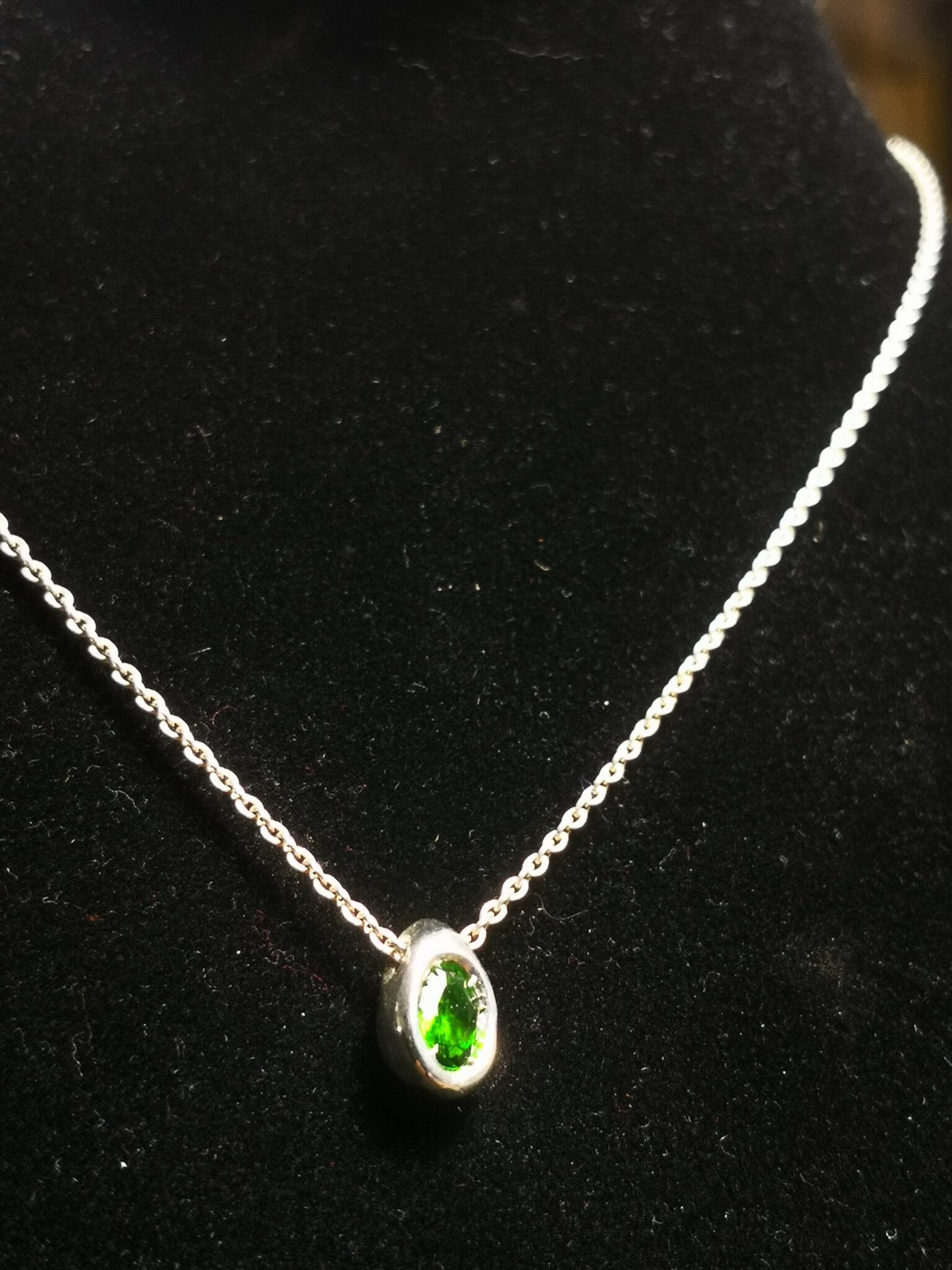 Ciottolo in Argento con Diopside Verde Ovale