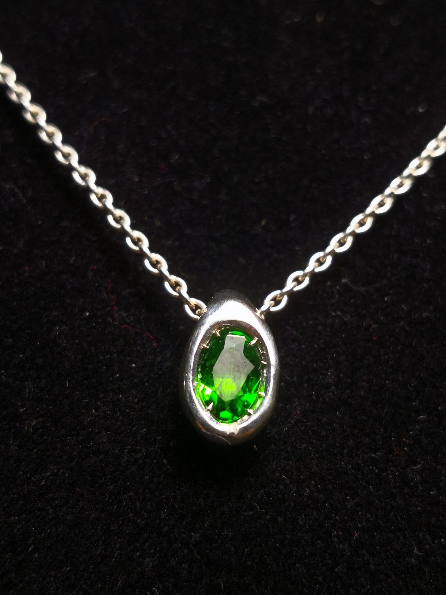 Ciottolo in Argento con Diopside Verde Ovale