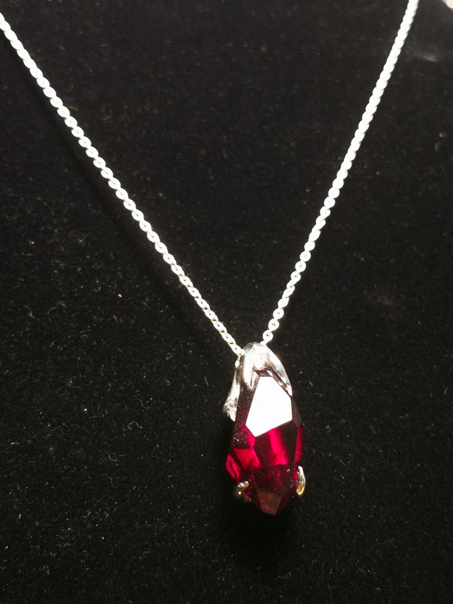 Ciondolo "Roots" in Argento con Rodolite Tagliata a mano