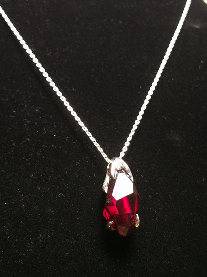 Ciondolo "Roots" in Argento con Rodolite Tagliata a mano