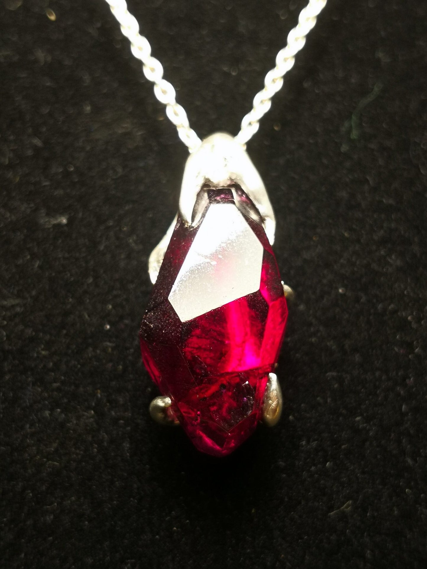 Ciondolo "Roots" in Argento con Rodolite Tagliata a mano