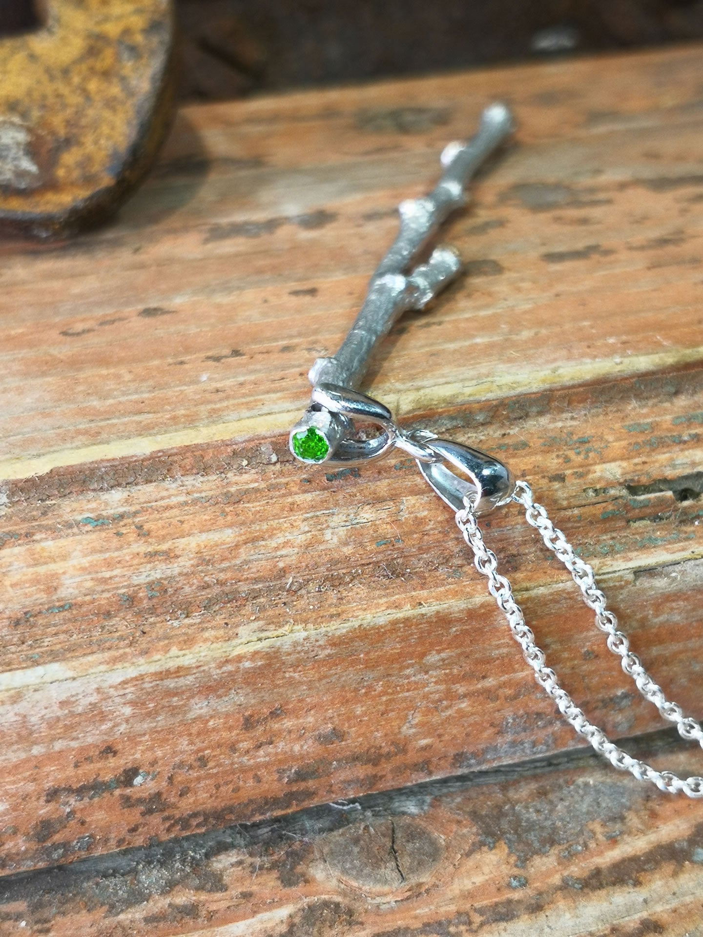 Ciondolo "Germogli di Tiglio con Gemma Nascosta" in Argento con Diopside