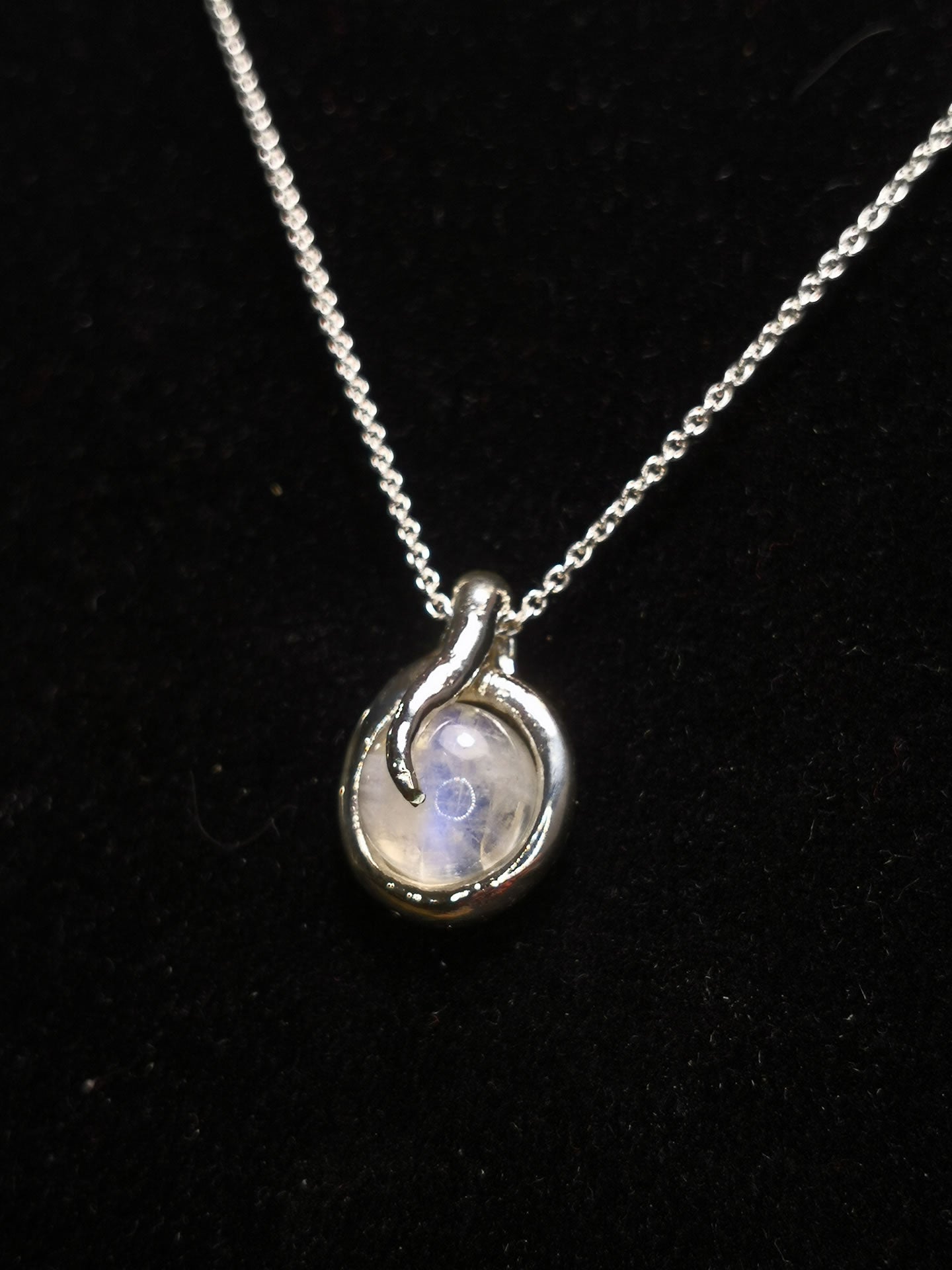Ciondolo "MoonChild" in argento con Labradorite Bianca (Rainbow Moonstone)