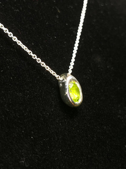 Ciottolo in Argento con Peridoto Naturale Ovale