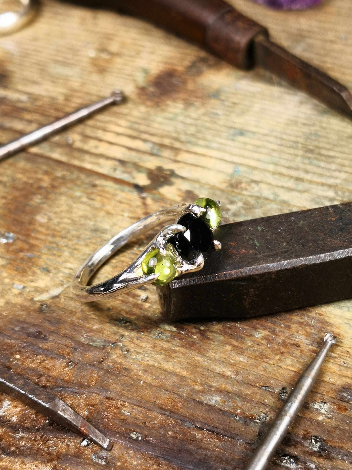 Trilogy "NeroCraft" con Onice Nero Tondo e Peridoti Cabochon
