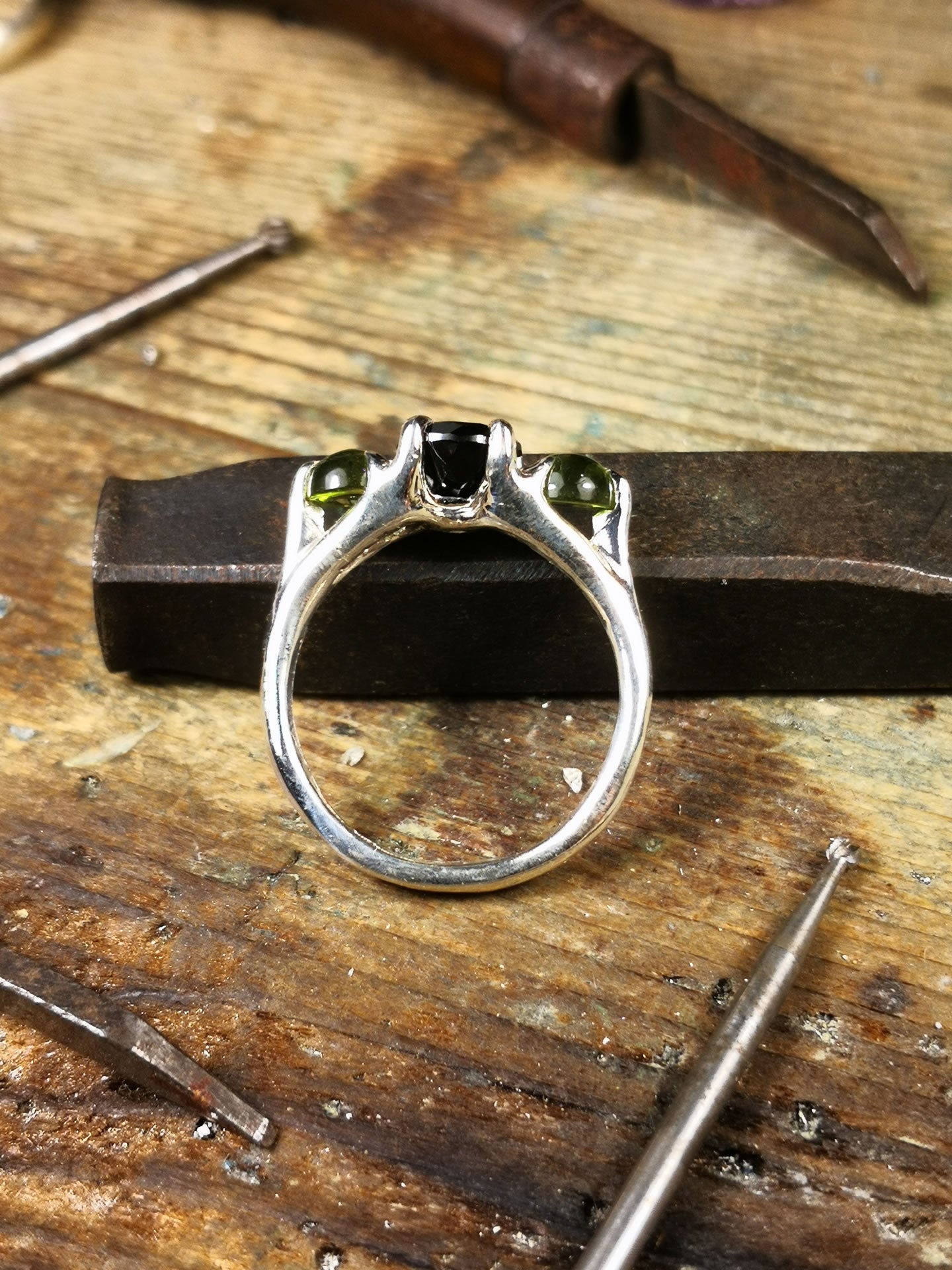 Trilogy "NeroCraft" con Onice Nero Tondo e Peridoti Cabochon