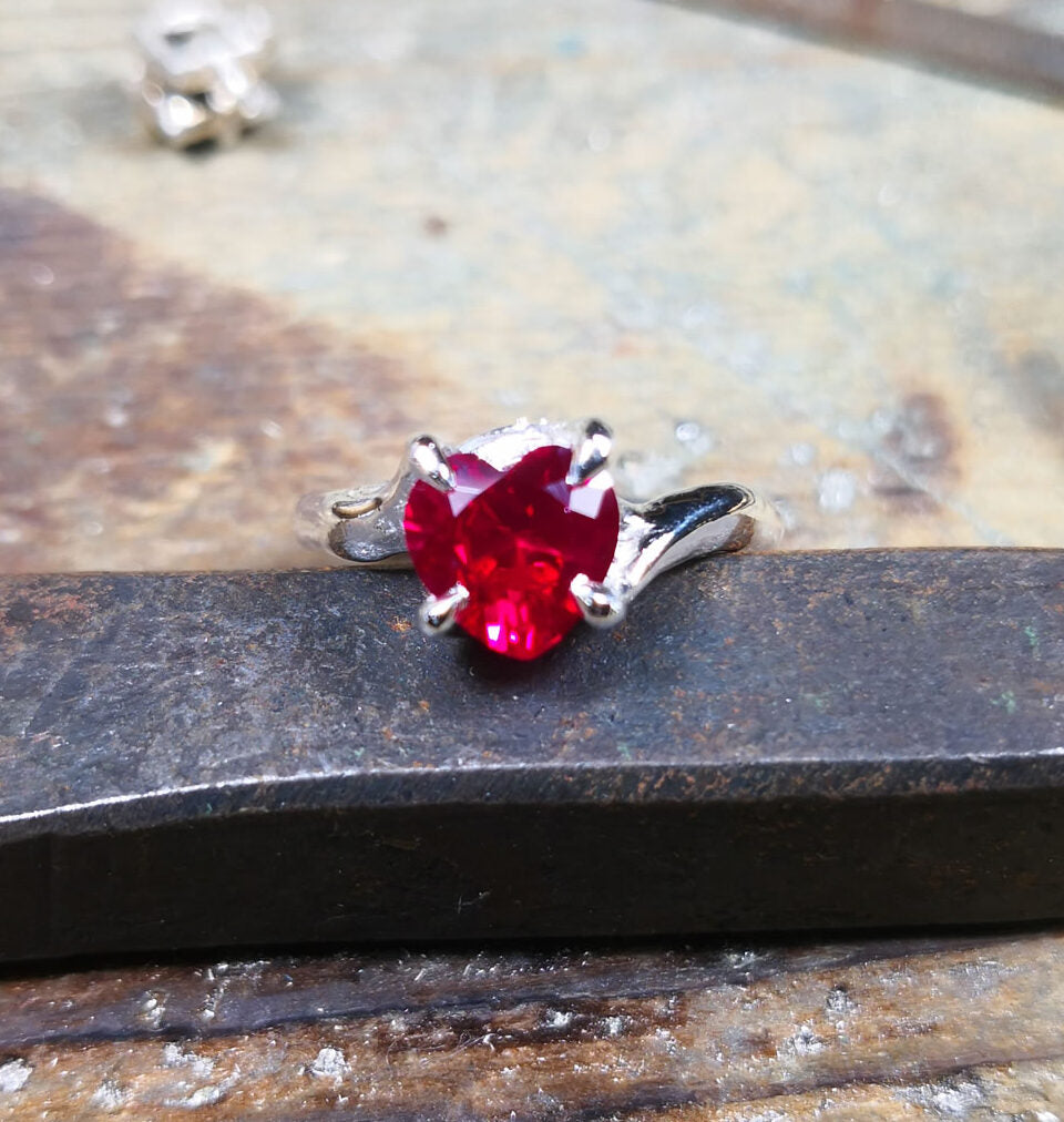 Solitario in Argento con Rubino taglio cuore modello valentino