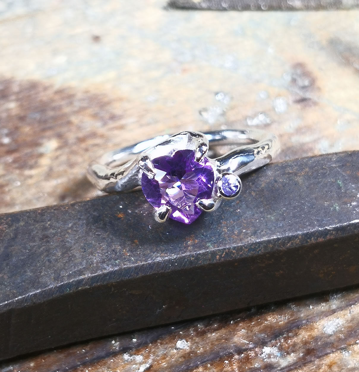 Solitario "Valentino" con Ametista taglio cuore e "Figlio" di Tanzanite